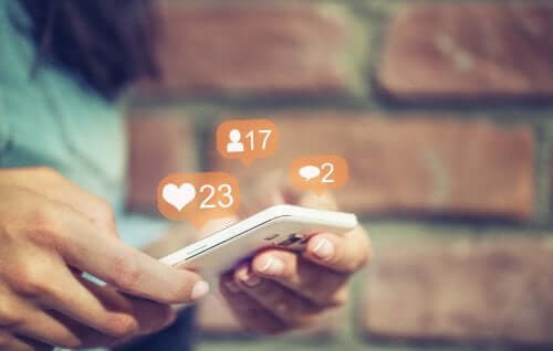 Téléphone avec des notifications de réseaux sociaux