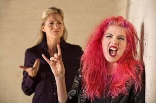 fille rebelle de dos à sa mère