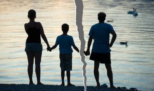 Une photo déchirée représentant de le détachement familial