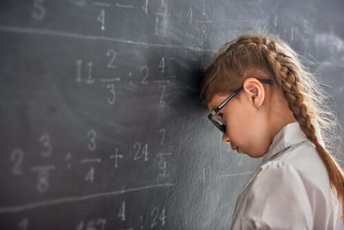 fille tête contre le tableau