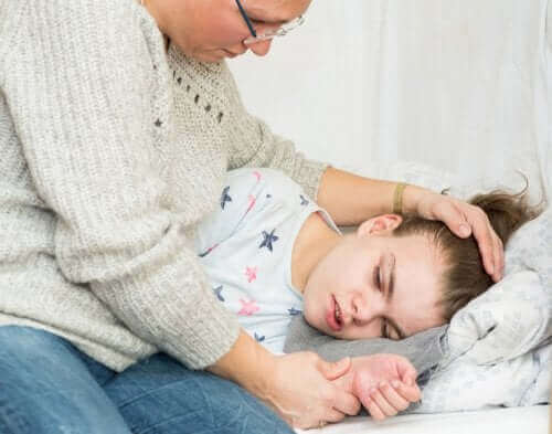 enfant allitée avec sa mère