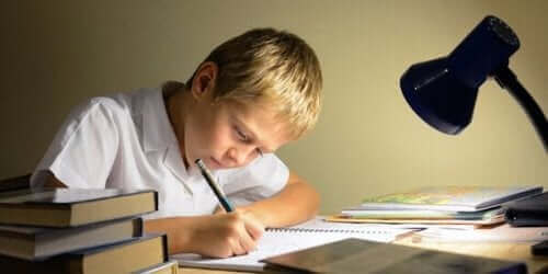 Un enfant qui étudie sur un bureau