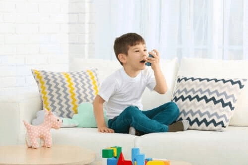 enfant utilisant un inhalateur