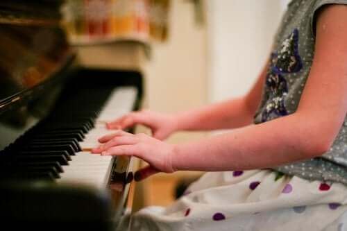 Un enfant jouant du piano