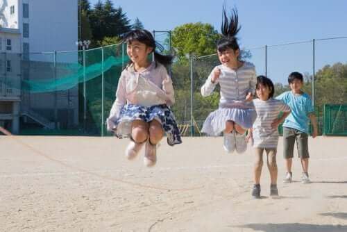 enfants qui sautent à la corde