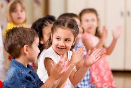 Des enfants applaudissent