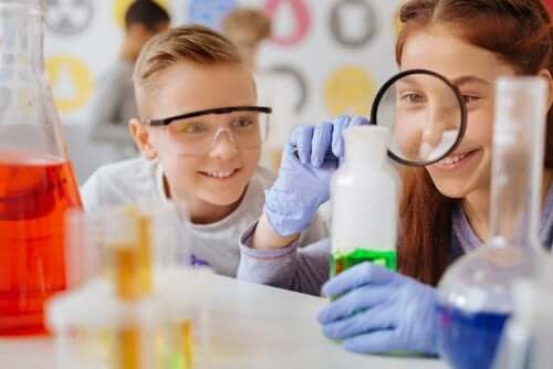 Deux enfants réalisent une expérience scientifique