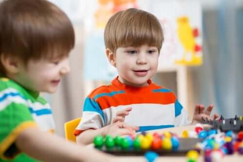 Des enfants jouent ensemble