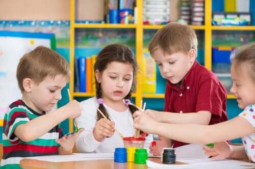 Un groupe d'enfants peignent