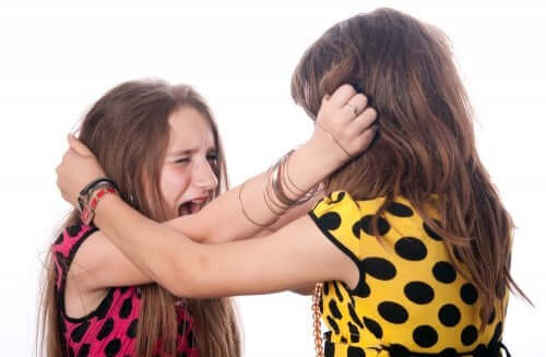 Deux jeunes filles auxquelles il est nécessaire d'apprendre à résoudre des conflits