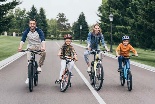 Une famille fait du vélo