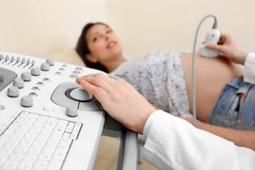 femme enceinte faisant une échographie