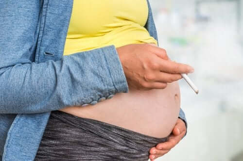 femme enceinte fumant une cigarette