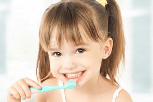 fille se brossant les dents