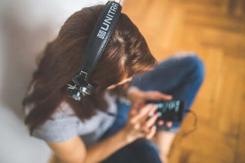 Une jeune fille qui écoute de la musique au casque
