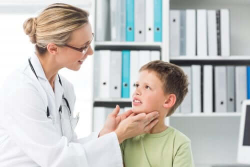 Un médecin ausculte un garçon