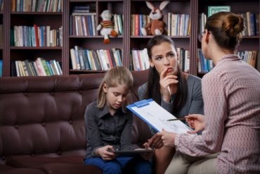 mère et fille face à un psychologue