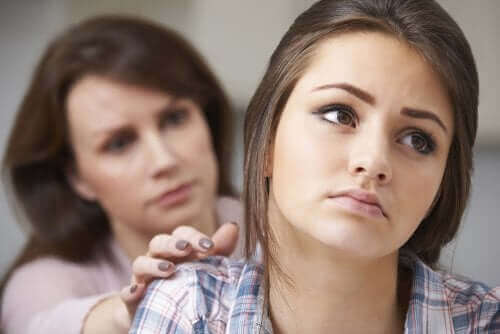 fille triste tournant le dos à a sa mère
