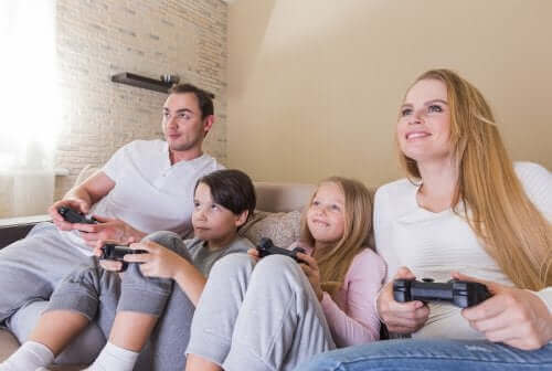 famille jouant aux jeux vidéo