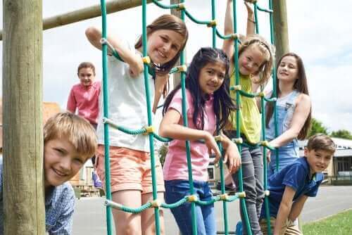 Des enfants en récréation