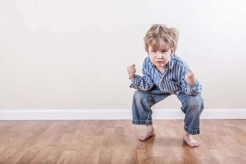 enfant accroupi en colère