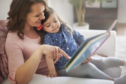 Lire un conte à son enfant a de nombreuses valeurs éducatives