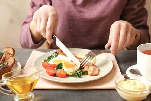 femme en train de manger