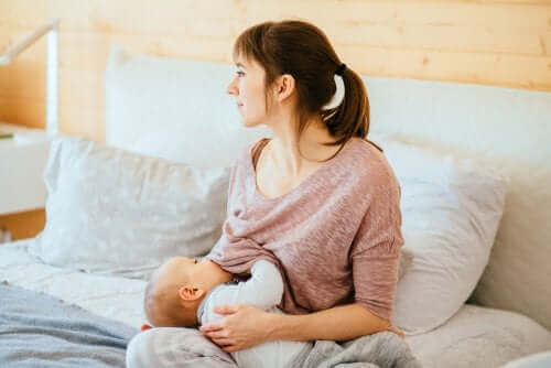 femme allaitant son bébé