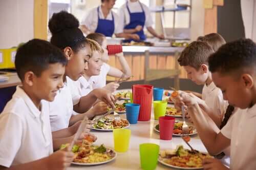 enfants à la cantine scolaire