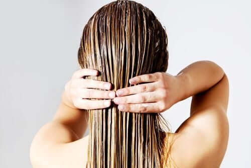 Femme avec les cheveux mouillés