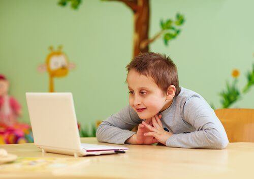 enfant handicapé devant un ordinateur