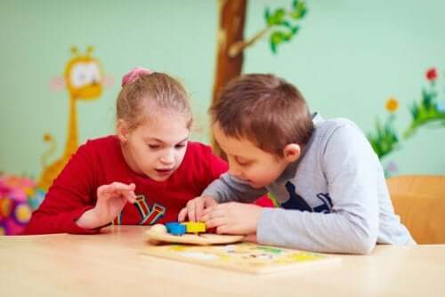 enfants aux besoins particuliers jouant en classe