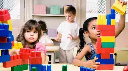 Les salles de psychomotricité pour enfants doivent proposer des jeux d'assemblage