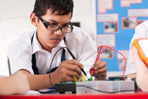 Un enfant qui découvre l'électricité