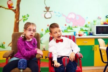 deux enfants handicapés intellectuellement