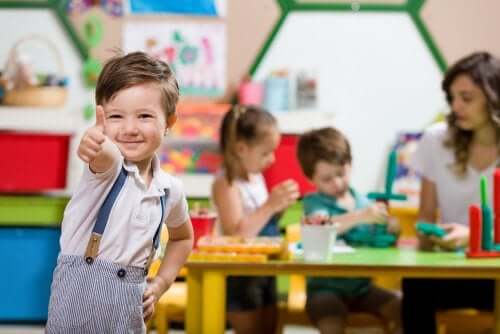 Enfants apprenant tout en jouant au jardin d'enfants