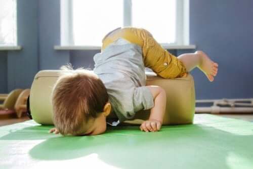 Un enfant faisant des exercices dans une salle de psychomotricité