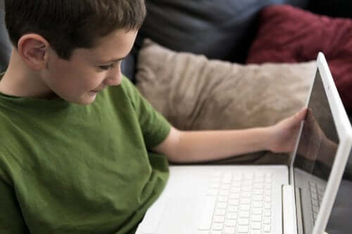 un enfant devant un ordinateur sur internet