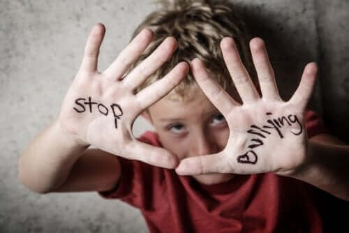 enfant portant l'inscription stop bullying