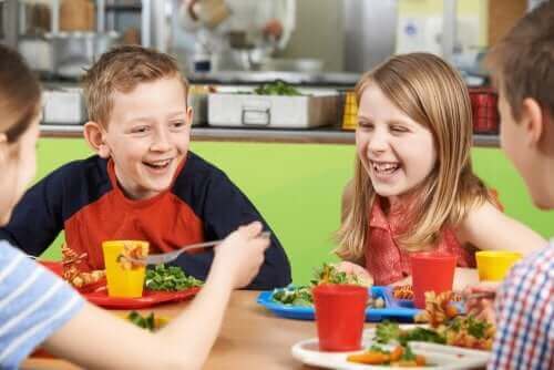 enfants mangeant à la cantine scolaire