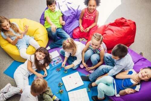 enfants jouant à des jeux coopératifs