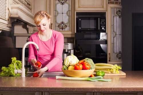 femme enceinte lavant des légumes