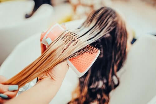 Peut-on se colorer les cheveux pendant l'allaitement ?