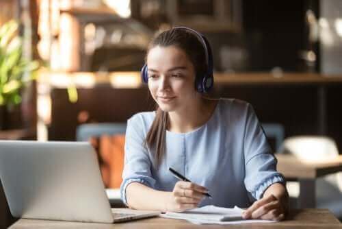 fille apprenant devant son ordinateur