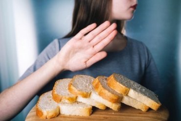 fille refusant du pain de mie