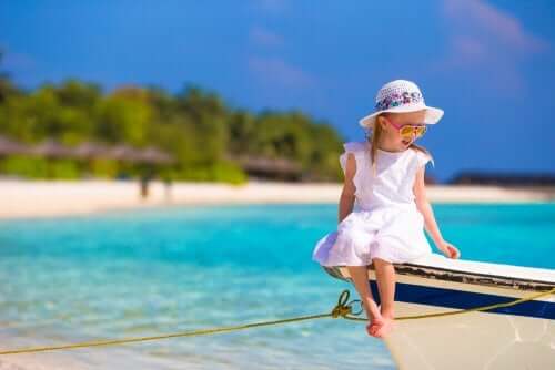 Une petite fille assise sur un bateau