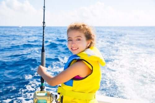 Une navigation avec des enfants en toute sécurité implique le port de gilets de sauvetage