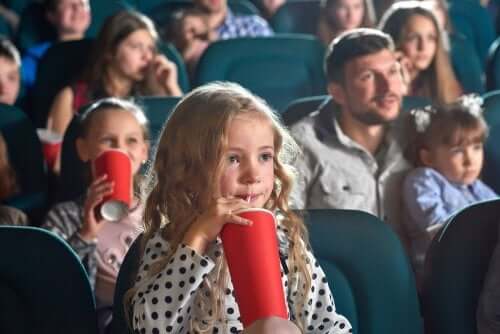 Une fillette au cinéma