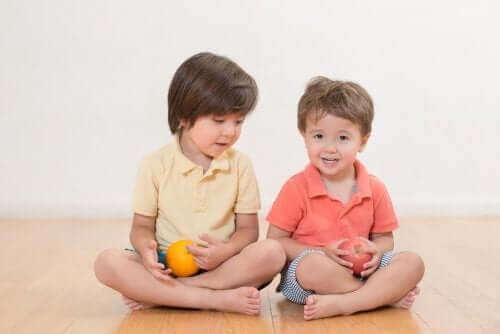 deux enfants assis par terre