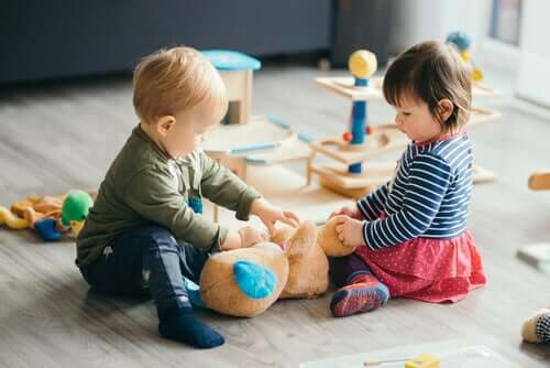 Les enfants jouent dans un jardin d'enfants